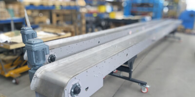 The straight magnetic conveyors are 8,900 mm with the width of 800 mm.