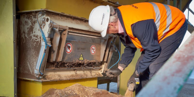 Automatický magnet s externími póly pro krmiva a velké objemy sypkých materiálů.